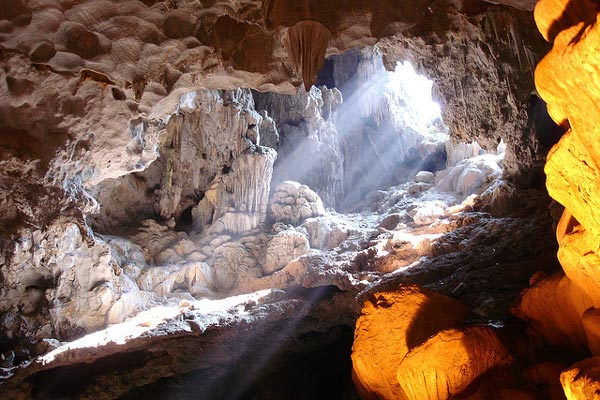 Hang Trinh Nữ và hang Trống được nhiều người biết đến không chỉ bởi nhiều nhũ đá và cảnh đẹp mà còn bởi những sự tích cảm động về tình yêu