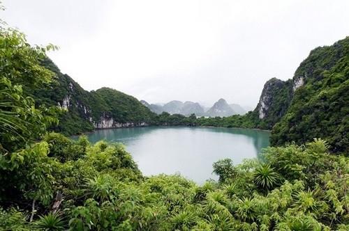 Hồ Mê Cung đẹp nao lòng với màu nước xanh ngọc bích quanh năm