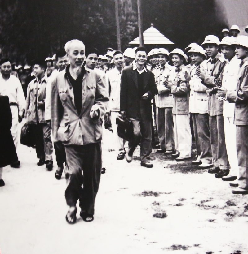 Chủ tịch Hồ Chí Minh thăm đảo Hòn Rồng, một căn cứ của bộ đội hải quân ở Quảng Yên