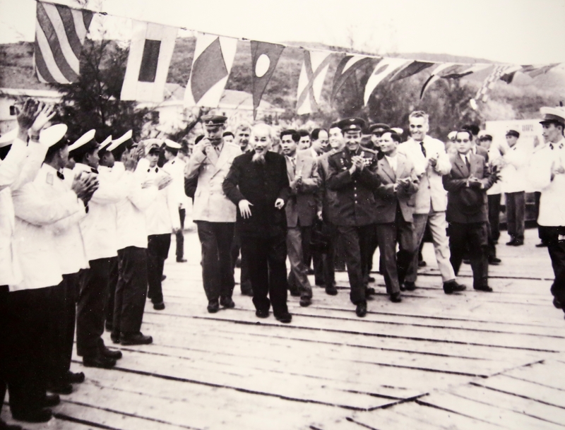 Chủ tịch Hồ Chí Minh và Anh hùng vũ trụ Liên Xô Ghéc-man Ti-Tốp thăm vịnh Hạ Long