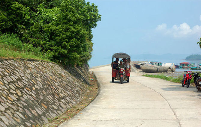 Tuk tuk là phương tiện di chuyển phổ biến trên đảo cát trắng Minh Châu