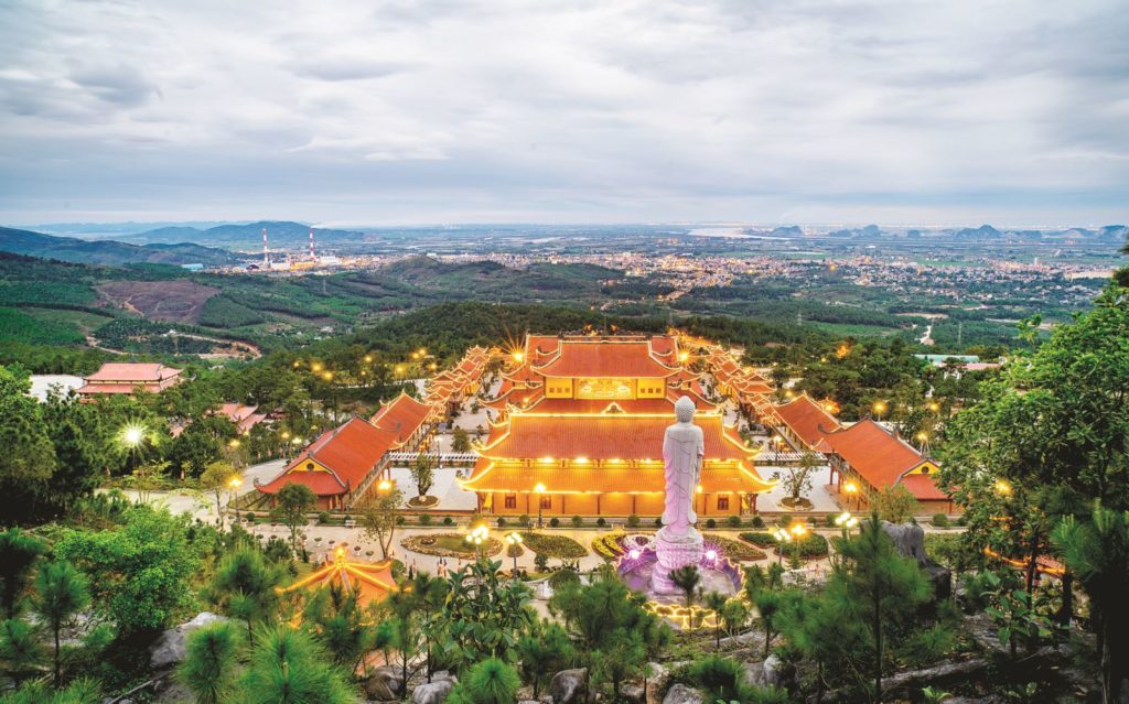 Chùa Ba Vàng nổi tiếng là ngôi chùa có chánh điện lớn nhất Việt Nam. Chùa Ba Vàng không chỉ là nơi thờ phụng linh thiêng mà chùa ở Quảng Ninh này còn có địa thế đẹp, phía trước là sông, phía sau tựa núi, hai bên rừng thông xanh ngát quanh năm, phong cảnh sơn thủy hữu tình.