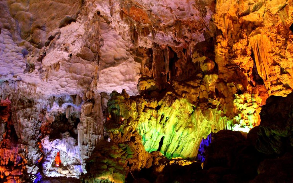 Động Thiên Cung được xếp vào hang đẹp nhất nhì ở Hạ Long, thu hút nhiều khách du lịch trong và ngoài nước