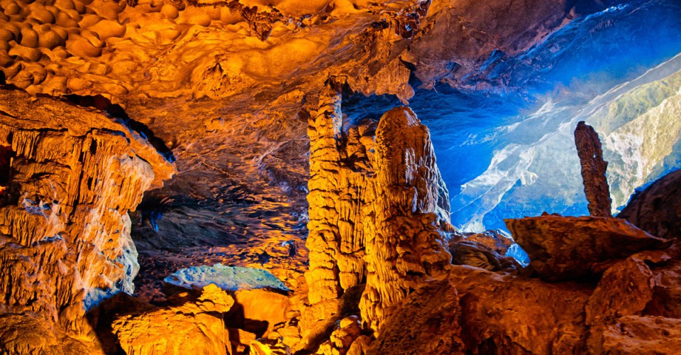Hang Sửng Sốt thuộc đảo Bồ Hòn, là một hang động rộng, đẹp nhất vịnh Hạ Long